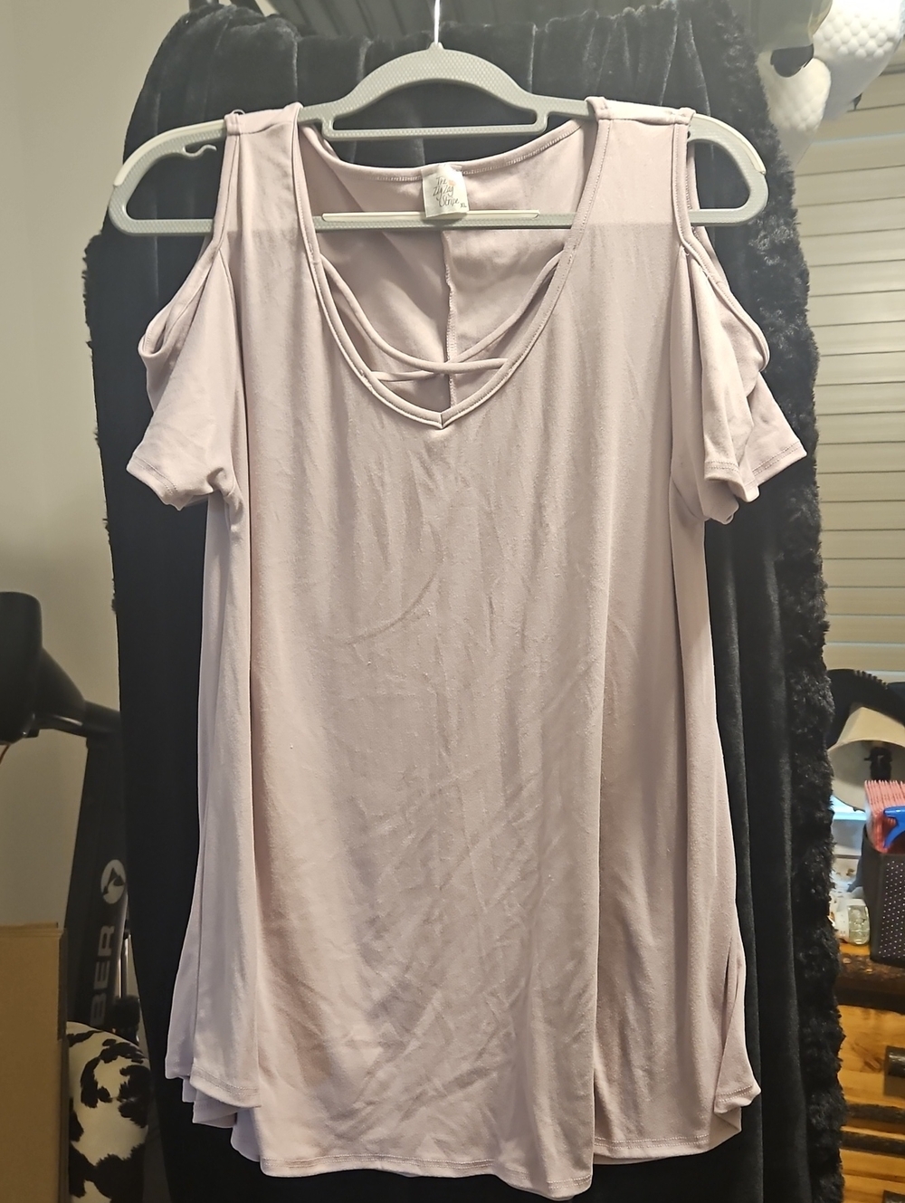 Cold-Shoulder Crisscross Tunic Top in Light Mauve